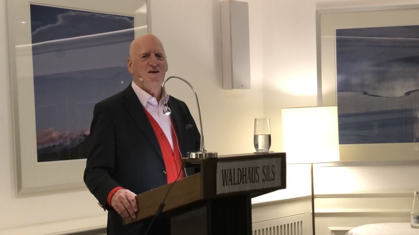 Der Ökonom, Politik- und Kulturwissenschafter David Ranan referierte im Hotel Waldhaus Sils.
Foto: Marie-Claire Jur