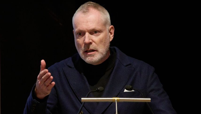 Hugo Keune, mainagestiun da la Fundaziun KSGR, a la saireda d’infurmaziun l’eivna passeda a Puntraschigna (fotografia: Michael Steiner).