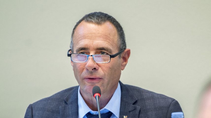 Il grond cusglier Rico Lamprecht dürant l’ura da dumondas i’l Grond cussagl (fotografia: Somedia Press AG).