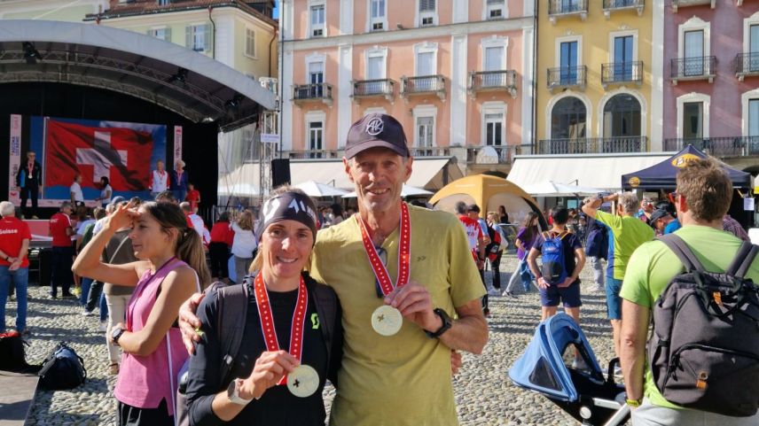 Die zwei Kategoriensieger im Halbmarathon auf der Piazza Grande in Locarno. Foto: z.Vfg