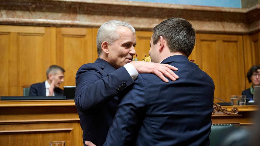 Jon Put gratuliert dem neu gewählten Bundesrat Beat Jans. Fotos: Parlamentsdienste/Franca Pedrazzetti