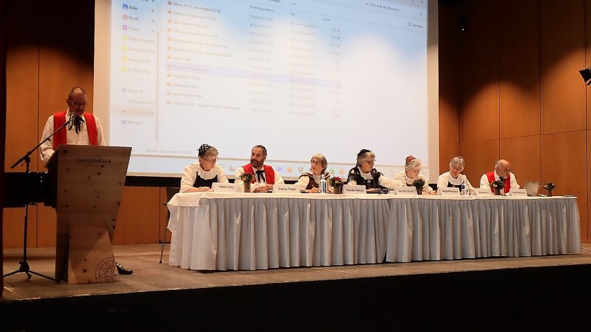 Der OK-Präsident der Jahresversammlung der Bündner Trachtengruppen, Marco Murbach (links), und der BTV-Vorstand während der Versammlung in St. Moritz. Foto: Hans Stucki