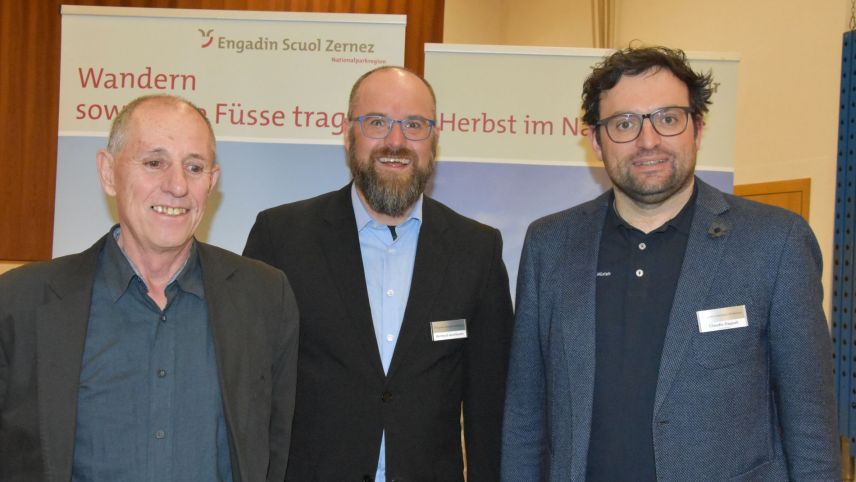 Der Verwaltungsratspräsident Ludwig Jenal (rechts) und die beiden Co-Direktoren Bernhard Aeschbacher (Mitte) und Claudio Daguati anlässlich der  Generalversammlung der TESSVM in Ramosch (Foto: Nicolo Bass).