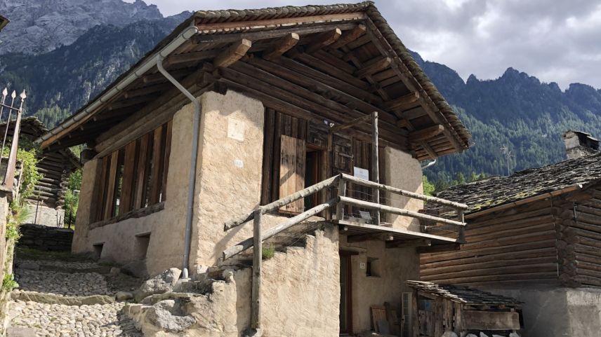 Begehrtes Gut: Ortstypische Bergeller Ställe in der Dorfkernzone. Foto: Marie-Claire Jur