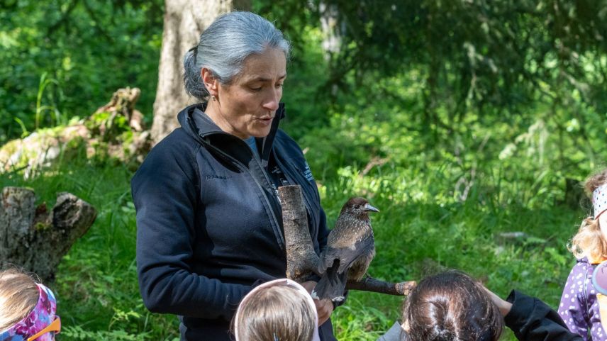 Anna Mathis e la cratschla Furbina dischan als uffants da nu tradir ingio cha’l frar Ratsch s’ha zoppà (fotografia: Annetta Janka-Zini).