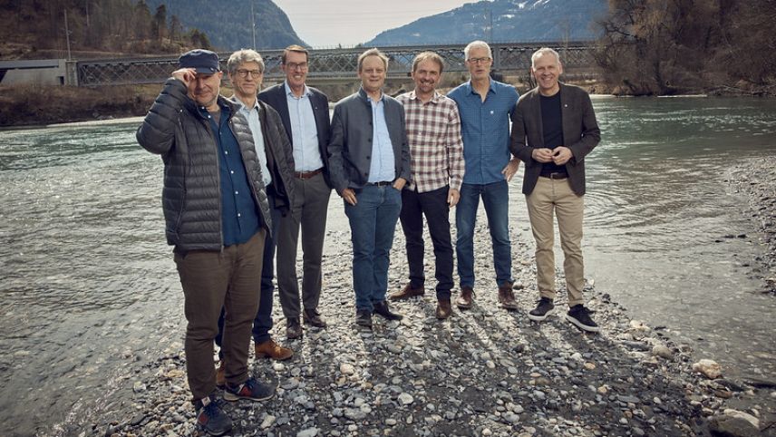 Initianten des Vereins Graubünden Wasser und Redner an der Medienkonferenz in Reichenau. Foto: Maurice Haas 
