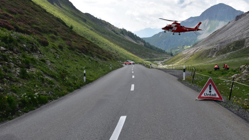 Die Rega flog die Verletzten ins Spital. Foto: Kantonspolizei Graubünden