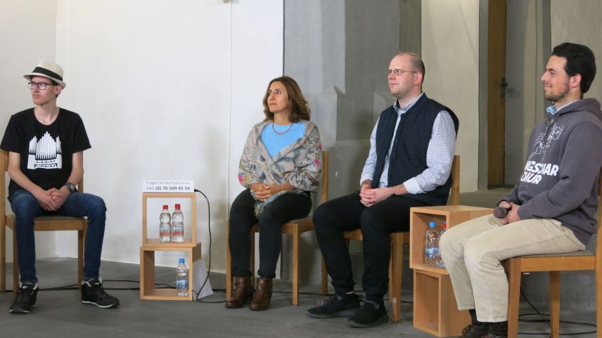Diskutierten in der Regulakirche: Marcel Stecher, Hanim Kurt, Matteo Tuena und Nathanel Hotz (von links). Foto: Bettina Gugger