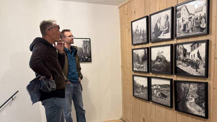 In tuot la Chasa Curuna as poja admirar fotografias. fotografia: Fadrina Hofmann