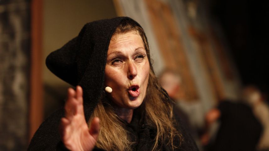 Samuela Duschletta giova sia rolla sco Girunvalla cun blera paschiun. Foto: Georg Luzzi/RTR