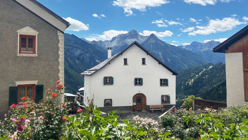 Cun scannar ils codes QR raquinta üna vusch per tudais-ch o rumantsch a set posts tras tuot il cumün e raquinta da divers aspets istorics e las tradiziuns a Tschlin (fotografia: Martin Camichel).