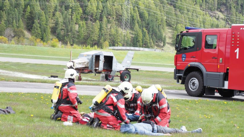 Die verletzten Personen werden nach der Bergung erstversorgt, bis sie von professionellem medizinischen Personal übernommen werden. 
Foto: Lorenzo Tuena