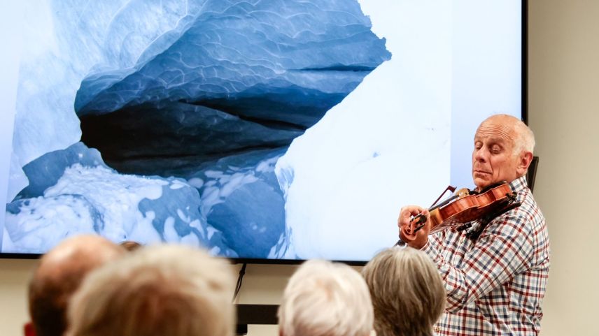Glaziologe Felix Keller, der Referent, der gerne mal während eines Vortrags zur Geige greift. Fotos: Jon Duschletta