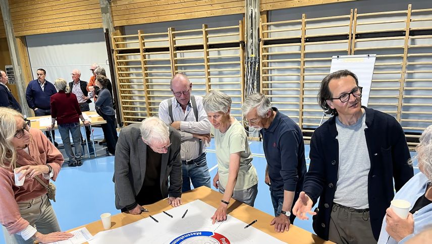 Die Themen wurden an einzelnen Tischen besprochen. 	
Foto: Andrea Gutgsell