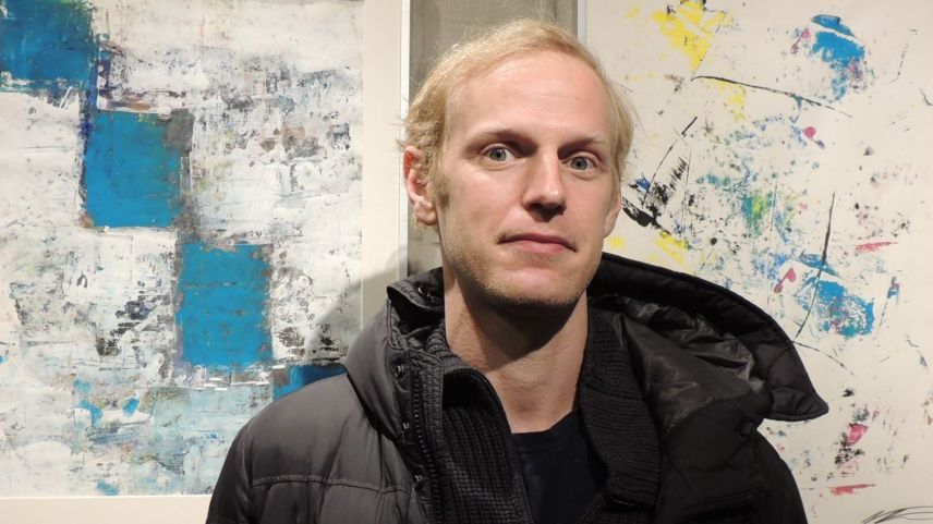 Nicolas Neumeier bei seiner Ausstellung in Scuol zwischen «Morgengrauen» und «Sunstorm». Foto: Benedict Stecher