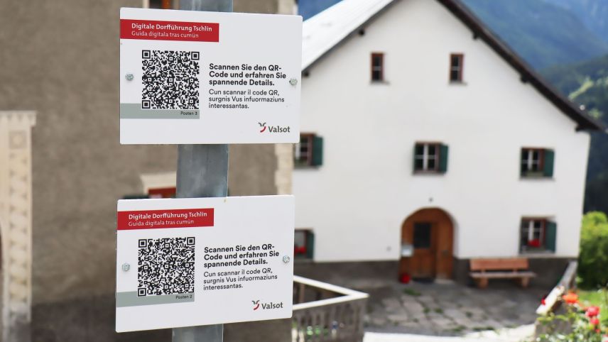 Cun scannar ils codes QR raquinta üna vusch per tudais-ch o rumantsch a set posts tras tuot il cumün e raquinta da divers aspets istorics e las tradiziuns a Tschlin (fotografia: Martin Camichel).