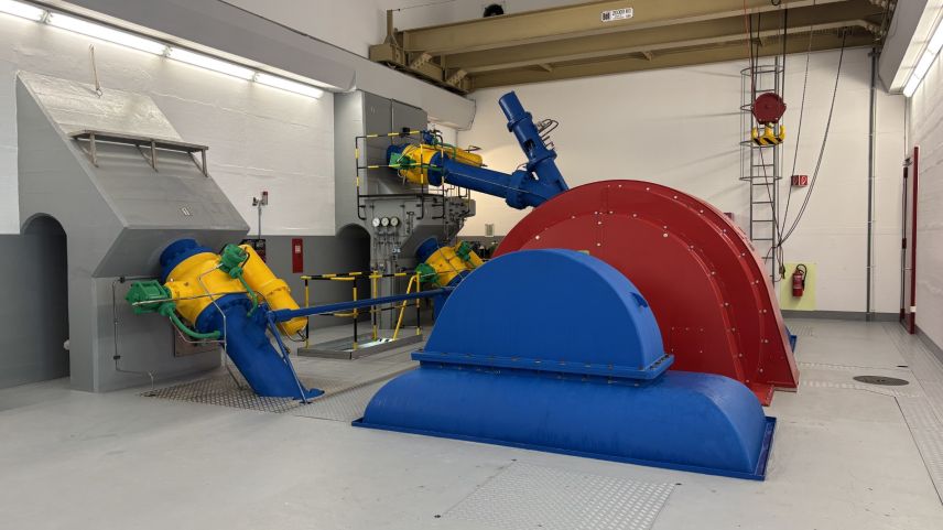 Die Maschinellen Anlagen in der Kraftwerkszentrale wurden saniert. Die Zentrale wurde 1962 in Betrieb genommen. Foto: Lorenzo Tuena 