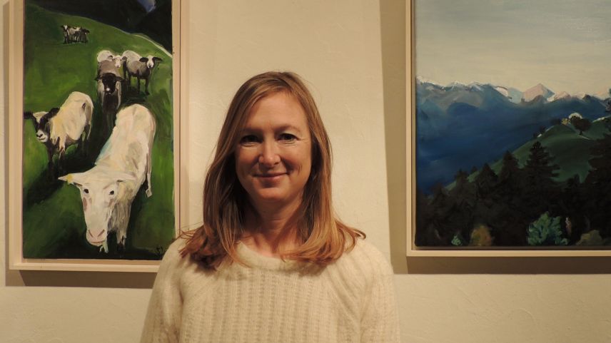 L’artista Sophia Wild da Minca preschainta sias ouvras illa Grotta da cultura a Sent (fotografia: Benedict Stecher).