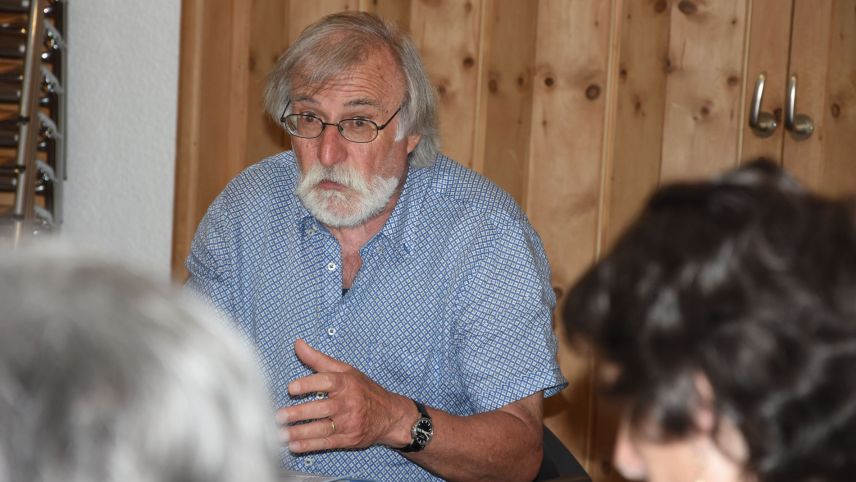 Curdin S. Brunold maina insembel cun Jon Duri Vital mincha marcurdi il Cafè Rumantsch ad Ardez (fotografia: Nicolo Bass).