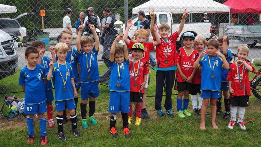 Rund 80 junge Fussballerinnen und Fussballer trainieren beim CB Scuol. Nun sollen die Eltern mehr Verantwortung übernehmen (Foto: CB Scuol).