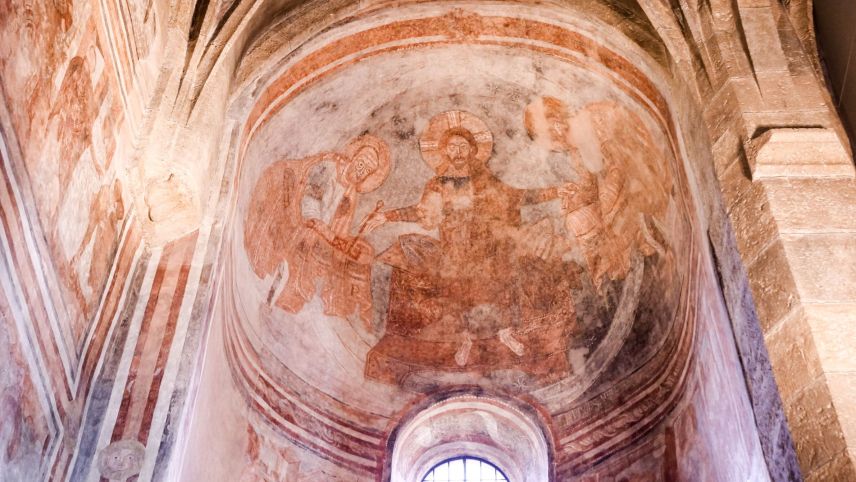 Die fertig restaurierte, karolingische Himmelszene in der Kalotte der Nordapsis zeigt in der Mitte Christus wie er die Apostel Petrus und Paulus nach ihrem Tod mit der Leitung seiner Kirche betraut. Foto: Jon Duschletta