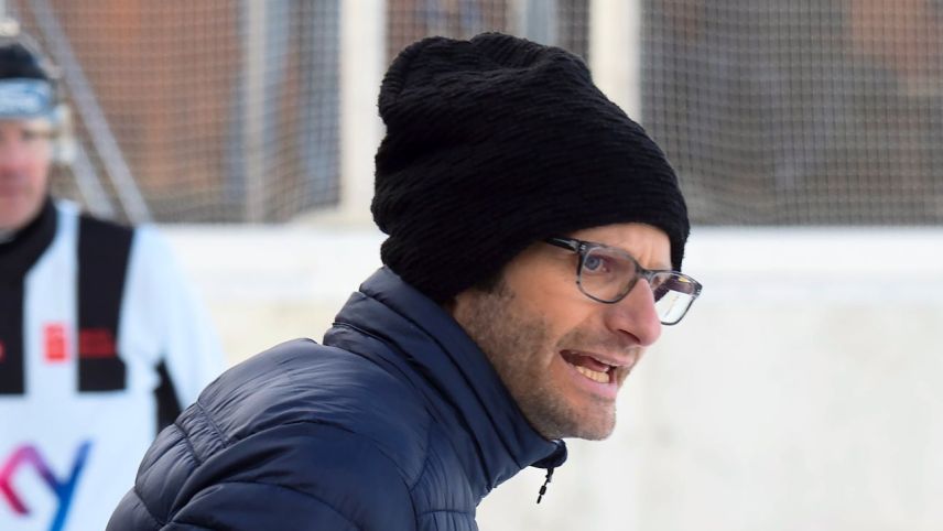 Benny Wunderer steht in dieser Saison alleine an der Bande der ersten Mannschaft des CdH Engiadina.  Foto: Reto Stifel