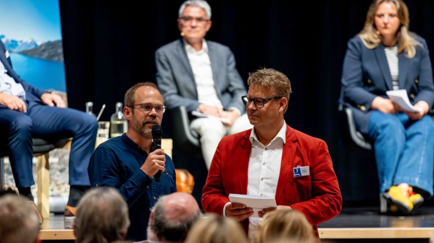 Adrian Schindler, Mediensprecher der Rega,  im Gespräch mit EP-Redaktor Andrea Gutgsell. Foto: Jean-Marie Delnon