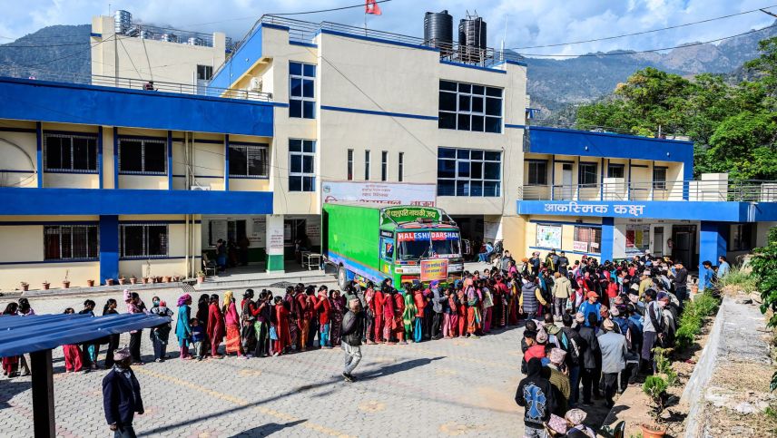 Lange Warteschlangen vor dem Operationscamp in Martadi, Bajura. Operiert wurde im NOH Nepal Orthopaedic Hospital Jorpati in Kathmandu. Foto: fotoswiss.com/Giancarlo Cattaneo