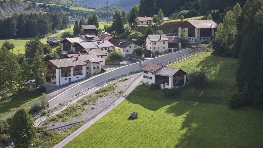 Il crappun immez il prà suot Pradella es üna restanza cha la bouda da la Triazza ha manà avant desch ons (fotografia: Michael Steiner).