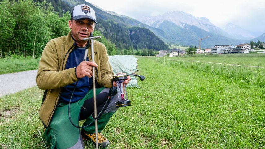 Klimabauer Isidor Sepp aus Müstair. Fotos: Jon Duschletta