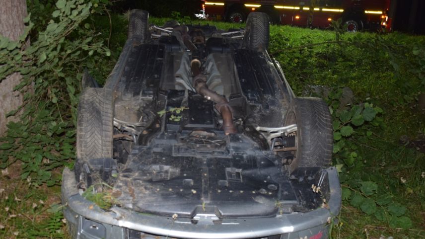 Das Fahrzeug kam auf dem Dach liegend zum stillstand.