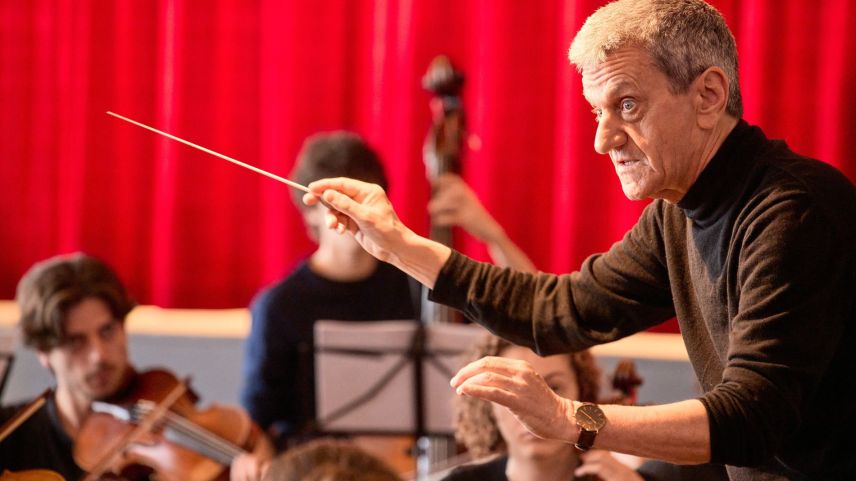 «Culla giuventüna as po que ir i’ls extrems tar las prouvas e lavurer cun dapü imaginaziun e fantasia cu in ün orchester professiunel», disch il dirigent Johannes Schläfli (fotografia: Michael Steiner).