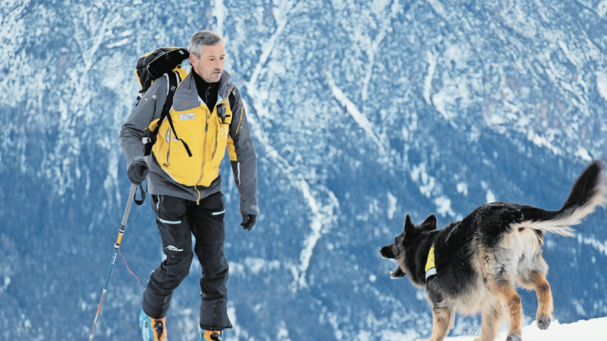 Kira motiviert ihren Hundeführer Flavio Cahenzli loszulegen. Die Teams der Alpinen Rettung im Engadin trainieren auch bei wenig Schnee. Foto: Stefanie Wick Widmer