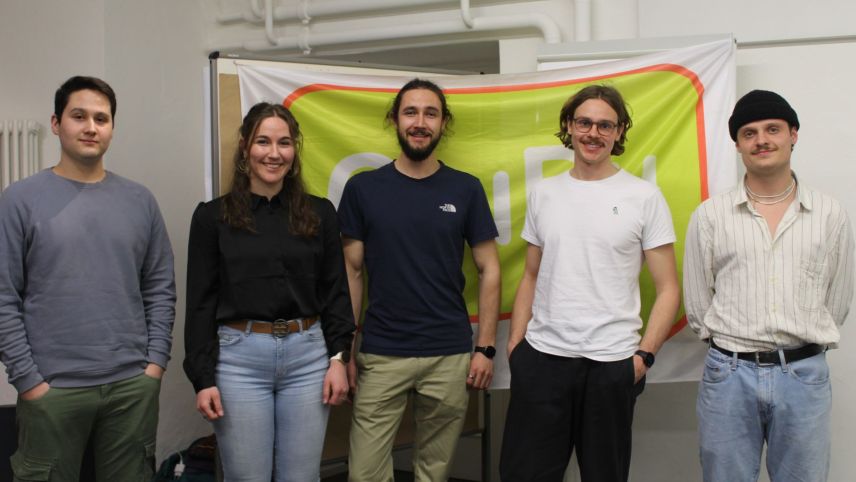 La suprastanza da la GiuRu: Simon Scandella (da schnestra), Mevina  Conrad, Mic Armon Conrad, Lucas Kirchen e Flurin Schlegel (fotografia: mad).