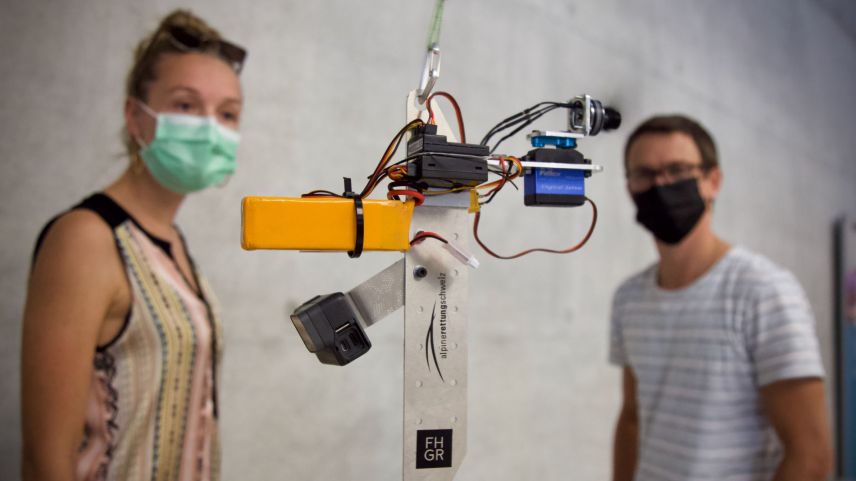 Studierende der FHGR mit einem Prototypen eines Rettungs-Assistenzsystems für die alpine Rettung. Foto: FHGR