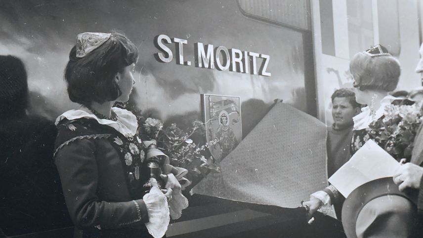 Die Taufe der fabrikneuen Lokomotive auf den Namen «St. Moritz» durch einheimische Schülerinnen und Schüler, am 14.04.1965. Wer kennt die Personen auf dem Bild? Foto: Dokumentationsbibliothek