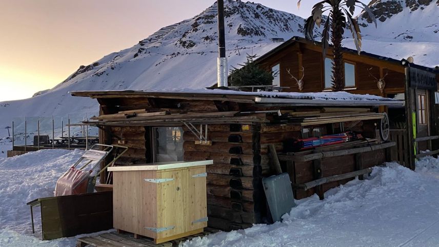 Unauffällig und effizient - der Holzkasten mit Rollstuhl. Foto: Wheel Life Solutions