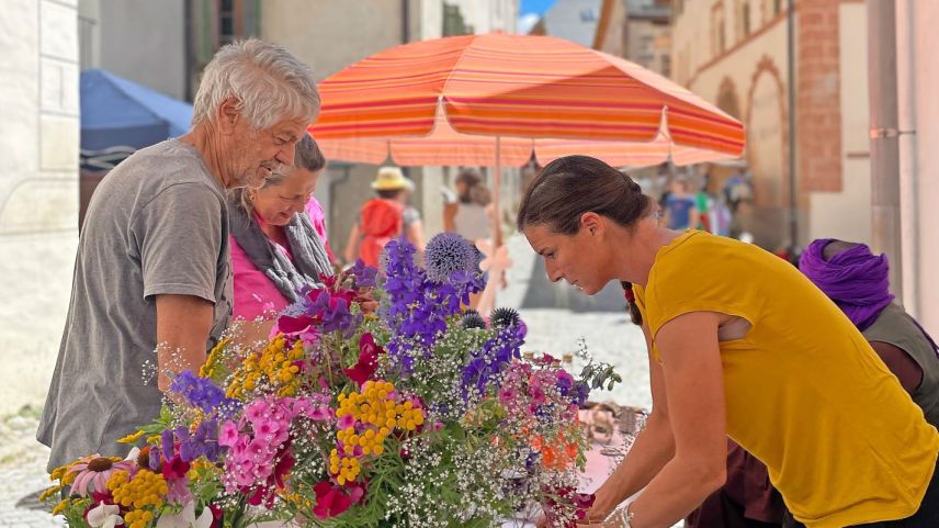 Ün marchà cun bleras sportas artischanas tras las giassas d’Ardez (fotografia: Fadrina Hofmann).