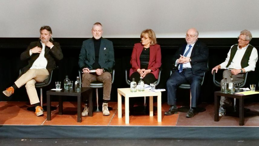 Diskutierten anlässlich der ersten Baderleda von Gammeter Media und EP/PL zur Zukunft des Spitals Oberengadin: (von links) Maurizio Michael, Hugo Keune, Prisca Anand, Stefan Metzger, Peter Hasler ...
