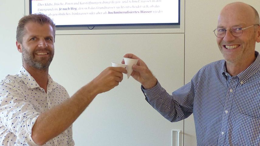 Pel president dal cussagl administrativ da la Bogn Engiadina Scuol SA, Gion J. Fravi (a dretta), esa stat l’ultima radunanza. Sco seis successur es gnü elet Adrian Barbüda. fotografia: Flurin Andry/FMR