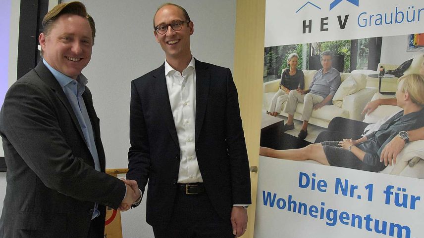 Dario Giovanoli (a schnestra) ha bivgnantà al president dal Cussagl naziunal Martin Candinas. fotografia: Nicolo Bass