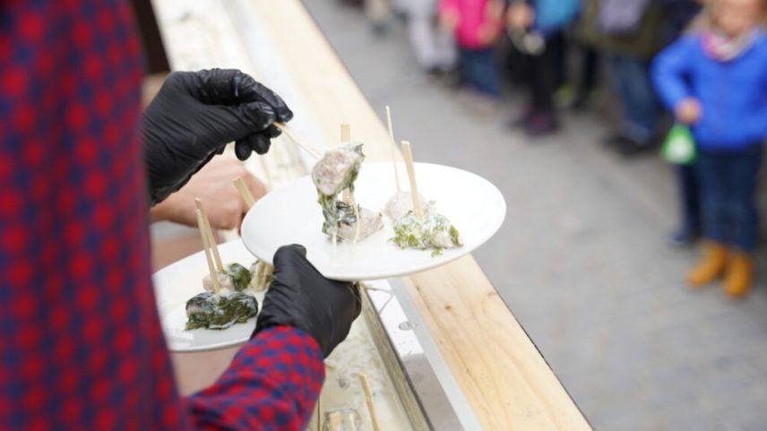 Der weltlängste Capuns war 17 Meter lang und wurde während des Olma-Umzuges serviert (Foto: Gastkanton Graubünden).