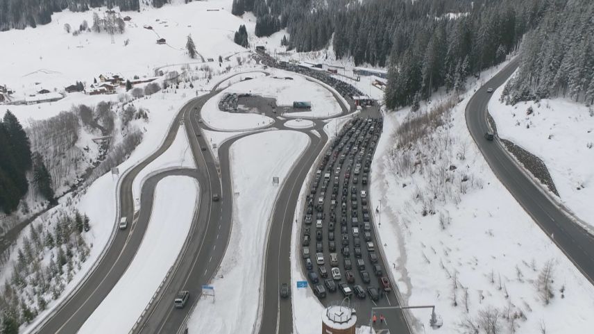 Als 19 da favrer spettaiva a Selfranga ün’intera «armada» da veiculs da gnir chargiada sül tren tras il Vereina (fotografia: RTR).