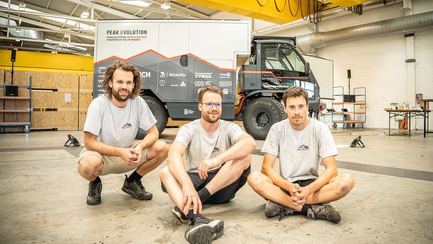 Die drei Jungunternehmer Patrik und David Koller sowie David Pröschel vor dem «Terren.» Foto: z. Vfg