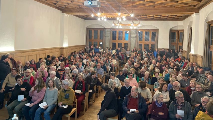 Volle Säle: Fast alle Gemeinden melden Rekordbeteiligungen der Stimmberechtigten, wie hier im Bild Samedan. Foto: Reto Stifel