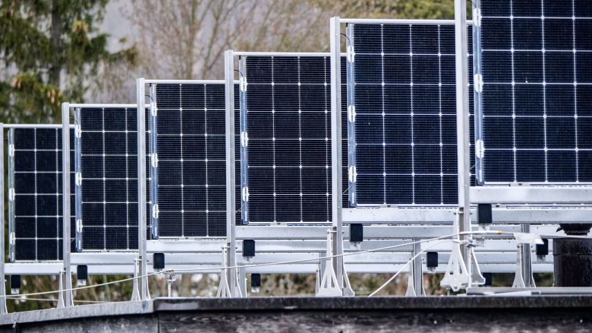 Die Auswirkung von Solar- und Windpärken auf den Tourismus sind 
gemäss WIFO besonders sorgsam abzuwägen. Symbolfoto: Jon Duschletta