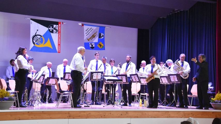 La Società da musica Concordia Ardez, suot la bachetta da Reto Mayer... (fotografia: Nicolo Bass).