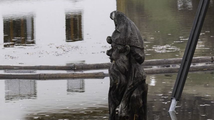 Der Spielplatz ist unter Wasser.  Foto: Pumpiers Pisoc