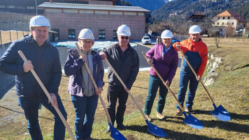 La prüma palada dal nouv stabilimaint da scoula a Strada. Da schnestra: Albin Paulmichl (cumün da Valsot), Seraina Felix (architecta), Claudio Bulfoni, Gianna Rauch Poo (manadra da scoula) e Fadri Riatsch (fotografia: mad).