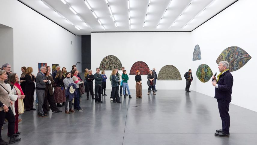 Il professer d’art irlandais David Crowley ha curatà la retrospectiva dad Edita Schubert. Chi saja «bod sco ün’exposiziun da ses differentas artistas», disch el (fotografia: Michael Steiner).